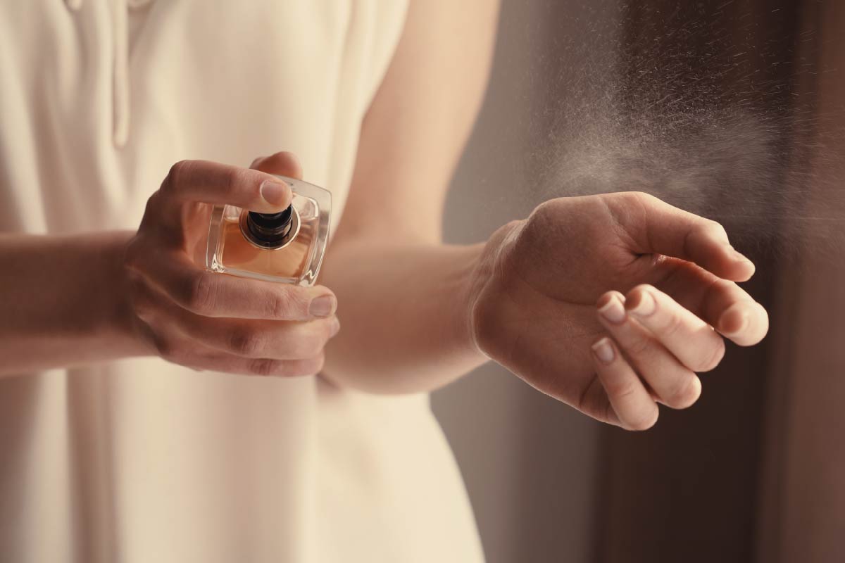 香水はどこにつけるのが正解？正しい場所と失敗しないために知っておくべきこと