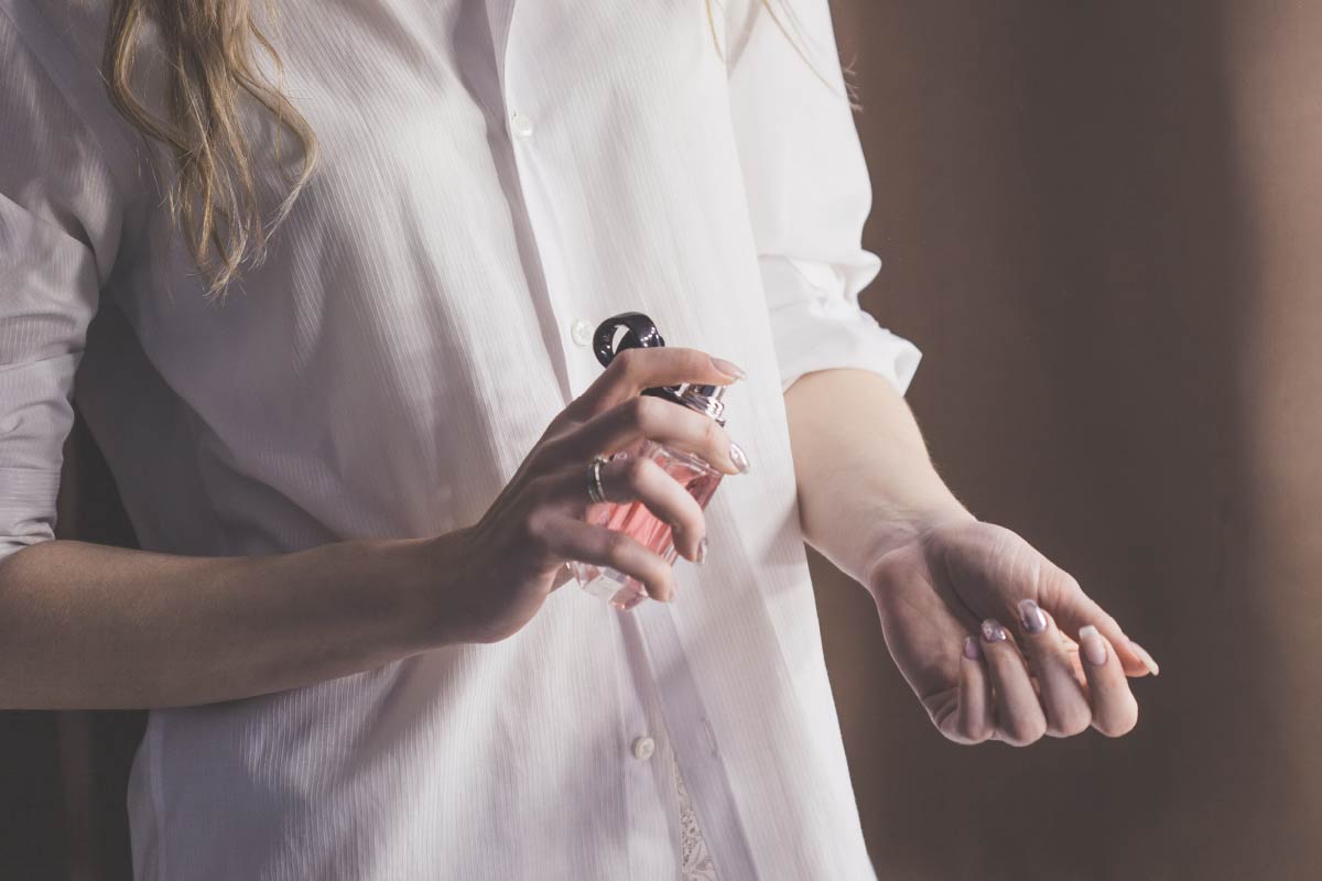 香水は肌から20～30センチ離してプッシュ